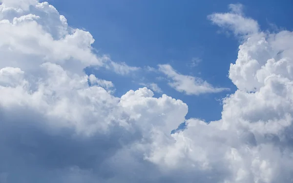 Nuvens no céu azul — Fotografia de Stock