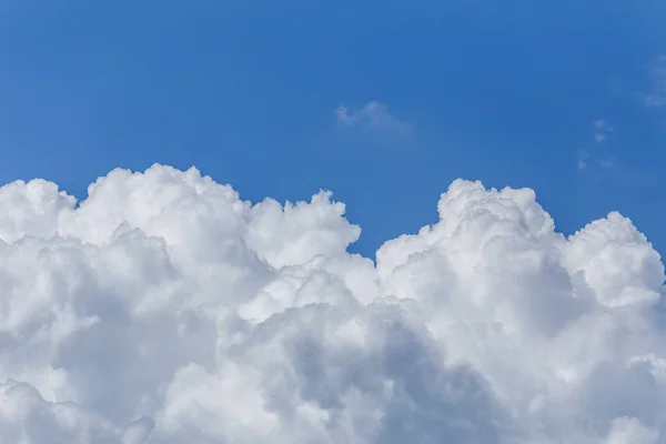 Wolken in de blauwe lucht — Stockfoto