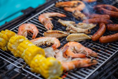 Tavuk ve barbekü ızgara karides.