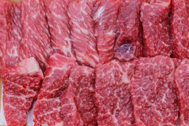 Taze et bir kutu içinde parçalar halinde kesilmiş.