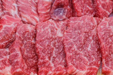 Taze et bir kutu içinde parçalar halinde kesilmiş.