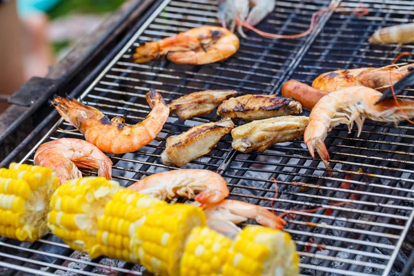 Poulet et crevettes sur le barbecue . — Photo