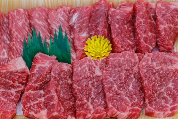 Carne fresca cortada en trozos en una caja . — Foto de Stock