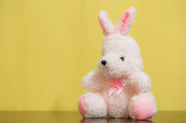 Pembe tavşan bebek kahverengi zemin