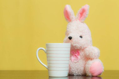 Pembe tavşan bebek kahverengi zemin