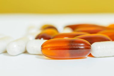 Beyaz arkaplan üzerindeki kapsüller