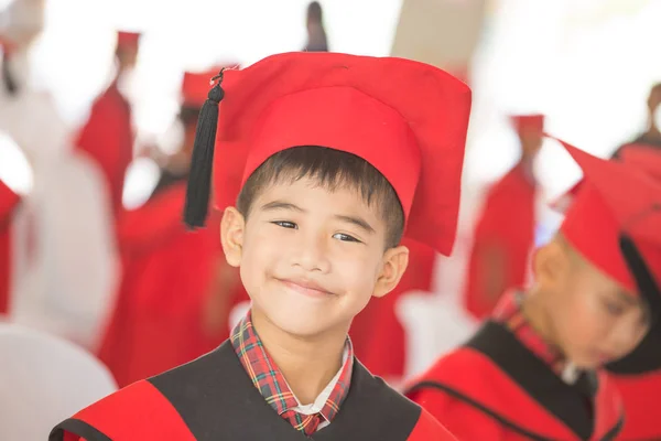 Asiático chico rojo vestido de graduación — Foto de Stock