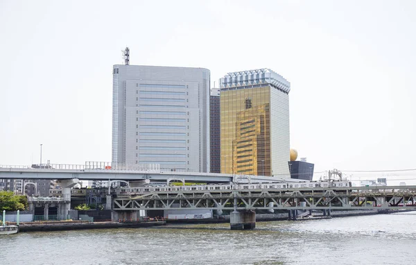 Immeuble au bord de la rivière près de Tokyo Sky Tree — Photo