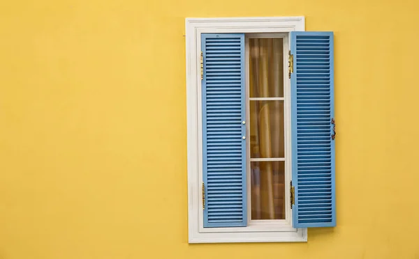 Ventanas de madera en paredes amarillas —  Fotos de Stock