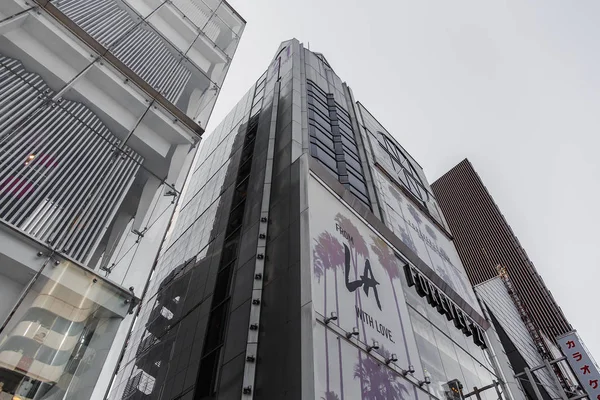 Tóquio - Maio 2,2017: Edifício de negócios na Shibuya Road, uma das principais atrações turísticas do Japão . — Fotografia de Stock