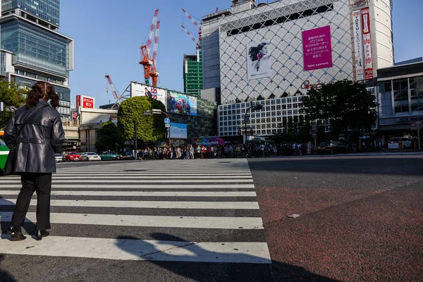 SHIBUYA - TOKYO - JAPAN - May 2, 2017: High angle view of Shibuya Zebra Shifting, one of Tokyo's most famous landmarks, is also an important business district. — Stock Photo, Image