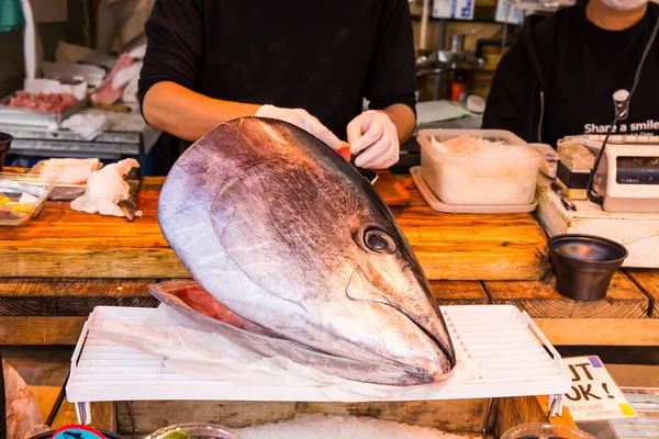 Tokyo, Tsukiji, Japonya 2 Mayıs 2017: Tsukiji Balık pazarı Tokyo, Japonya'nın sushimi'si dükkan. Bu en büyük balık ve deniz ürünleri pazarı var. Başka bir önemli turistik bir Tokyo da.