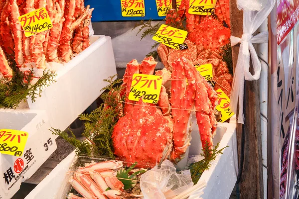 Tokyo, Japan - 2 maj 2017: Färsk krabba till försäljning i Tsukiji Market, Japan — Stockfoto