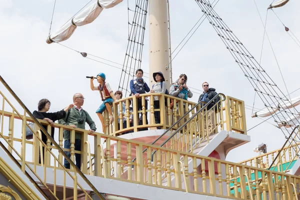 HAKONE, JAPÓN-1 de mayo: Un barco para que los turistas visiten la ciudad de Hakone en el muelle de Machi-ko, donde el barco llevará a los turistas al lago para una vista del monte. Fuji. . Fotos de stock libres de derechos