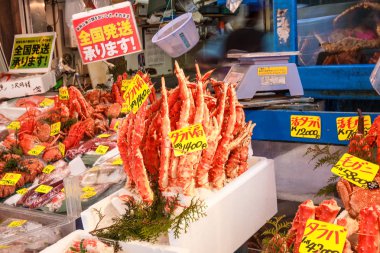 Tokyo, Japonya - 2 Mayıs 2017: Taze Yengeç Tsukiji Pazar, Japonya'da satışa