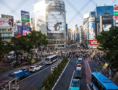 Shibuya - Tokyo - Japonya - 2 Mayıs 2017: Yüksek açı Shibuy görünümünü