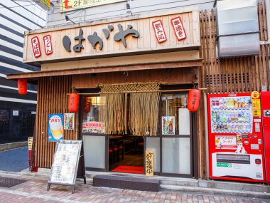 Shibuya - Tokyo - Japonya - 2 Mayıs 2017: Japon restoran Shibuya tren istasyonu yakınındaki. Bölgede çeşitli dükkanlar vardır.