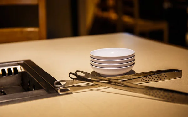 Cuenco blanco vacío con plancha sobre la mesa . — Foto de Stock