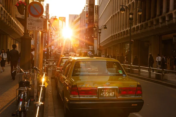 SHIBUYA - TOKYO - JAPÓN - 2 de mayo de 2017: Un taxi espera servicio en la calle Shibuya, uno de los destinos turísticos más populares de Tokio, y un importante distrito financiero . —  Fotos de Stock