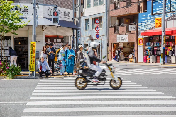 Asakusa Japonya - 30 Nisan: Asaku girişinin önünde yol
