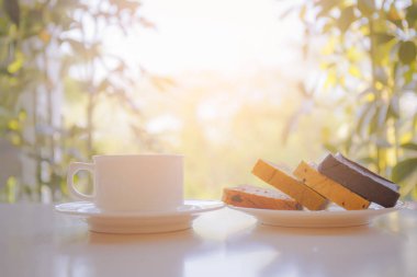 Kahve masada ekmek plakalı