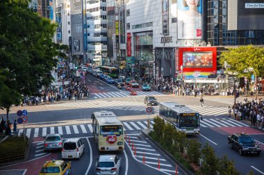 Shibuya - Tokyo - Japonya - 2 Mayıs 2017: Yüksek açı Shibuya Zebra değişen, Tokyo'nun en ünlü yerlerinden, görülmektedir Ayrıca bir önemli iş bölgesi.