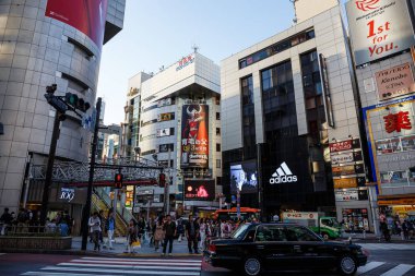 Shibuya - Tokyo - Japonya - 2 Mayıs 2017: Yüksek açı Shibuya Zebra değişen, Tokyo'nun en ünlü yerlerinden, görülmektedir Ayrıca bir önemli iş bölgesi.