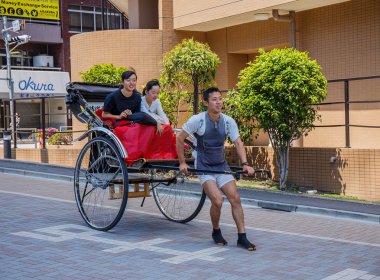 Tokyo, Japonya - 30, 2560: Turistik tramvay Asakusa Soka