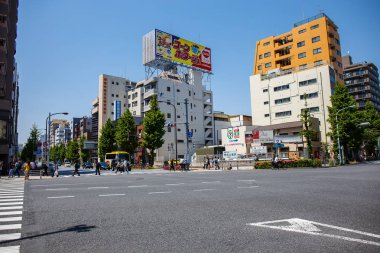 Asakusa Japonya - 30 Nisan: Yol Asakusa tapınak girişi önünde, Asakusa Tapınağı Tokyo en ünlü konumlar biridir