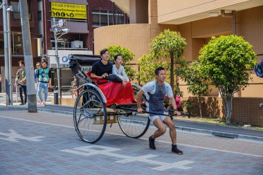 Tokyo, Japonya - 30, 2560: Turistik tramvay ile eski Sensoji Tapınağı Asakusa semtinde ünlü için bir ziyaretçi yer.