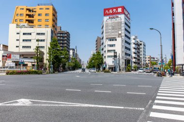 Asakusa Japonya - 30 Nisan: Yol Asakusa tapınak girişi önünde, Asakusa Tapınağı, en ünlü cazibe merkezleri Tokyo, 30 Nisan 2017 biridir.