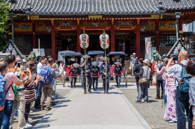 Tokyo - Japonya - 30 Nisan 2017: Shinto düğün kutlamaları Shiji-ji Tapınak, Tokyo, Japonya