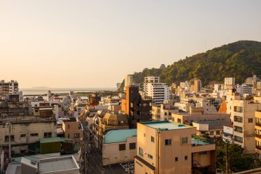 Sabah güneşin arka planda bina.