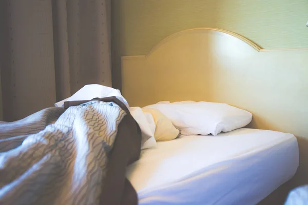 Ліжко з подушкою і ковдрою — стокове фото