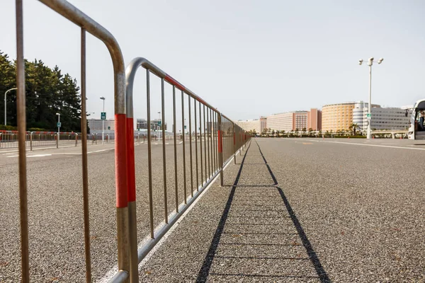 Acciaio con ombre dal sole nel parcheggio . — Foto Stock