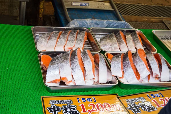 日本东京-2017 年 5 月 2 日： 三文鱼切成薄片装在 t — 图库照片