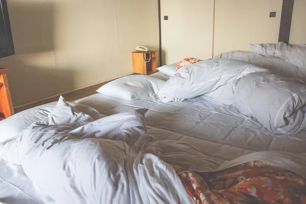 Κρεβάτι με μαξιλάρι και κουβέρτα — Φωτογραφία Αρχείου