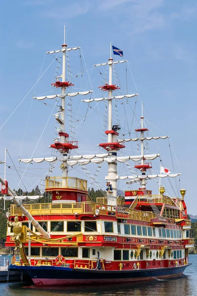 Hakone, japan-mai 1: ein boot für touristen, um hakone-stadt am machi-ko pier zu besuchen, wo das boot die touristen zum see bringt, um einen blick auf mt zu haben. fuji. — Stockfoto