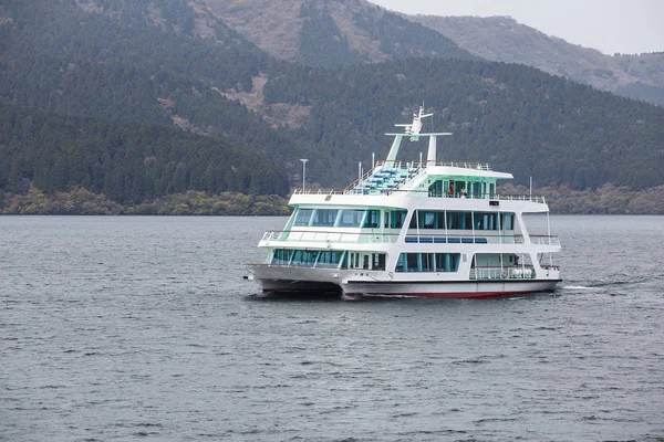 Hakone, japan-mai 1: ein boot für touristen, um hakone-stadt zu besuchen — Stockfoto