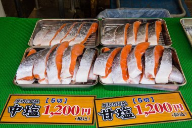 Tokyo, Japonya - 2 Mayıs 2017: somon t Paketli dilimler halinde kesilmiş