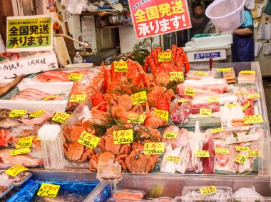 Tokyo, Japonya - 2 Mayıs 2017: Taze Yengeç Satılık Tsukiji işareti