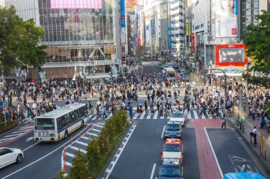 Shibuya - Tokyo - Japonya - 2 Mayıs 2017: Yüksek açı Shibuya Zebra değişen, Tokyo'nun en ünlü yerlerinden, görülmektedir Ayrıca bir önemli iş bölgesi.