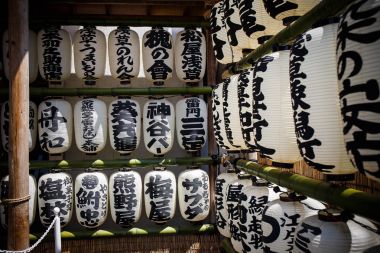Tokyo, Japonya - 30 Nisan 2017 Japonca dizilmiş fenerler kağıt 