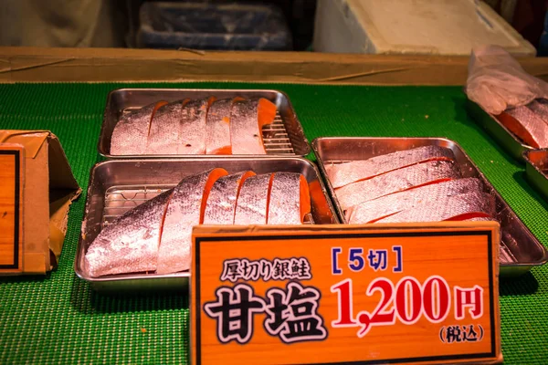 TOKYO, GIAPPONE - 2 maggio 2017: Salmone tagliato a fette confezionato in t — Foto Stock