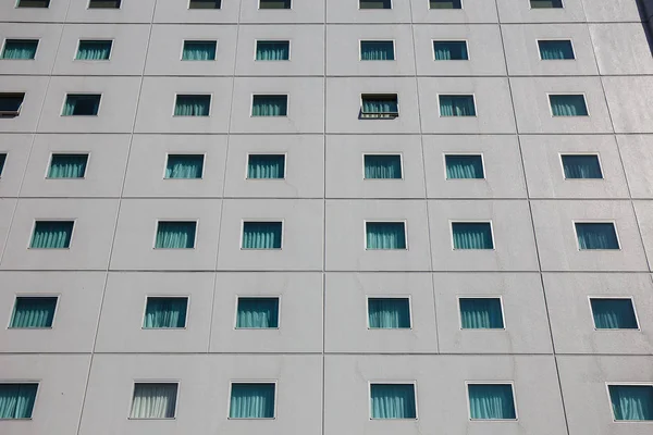 Meerdere vensters op het gebouw. — Stockfoto