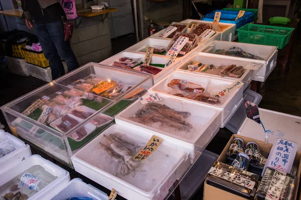 Tokyo, Japan - 2 maj 2017 mängd färska skaldjur finns tillgängligt — Stockfoto