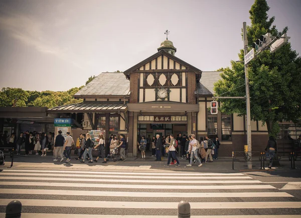 Tokyo, Japán - 2017. május 2.: Harajuku vasúti állomás egy o — Stock Fotó