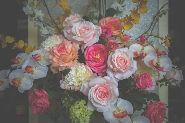 Bouquet de roses dans un vase avec mur . — Photo