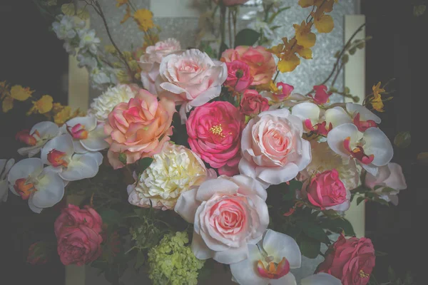 墙上花瓶里的玫瑰花束. — 图库照片