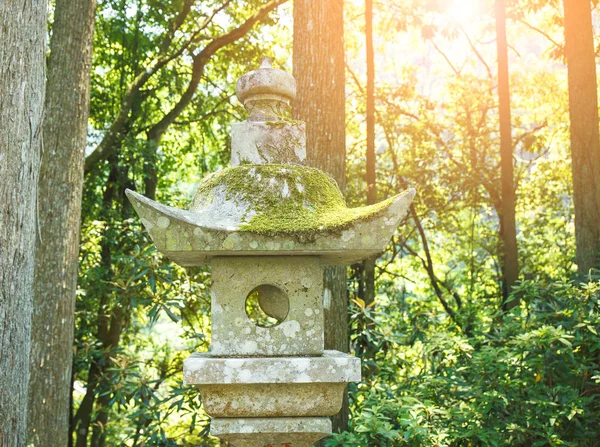 Lámpara de piedra en la entrada de la corte japonesa . Fotos de stock libres de derechos